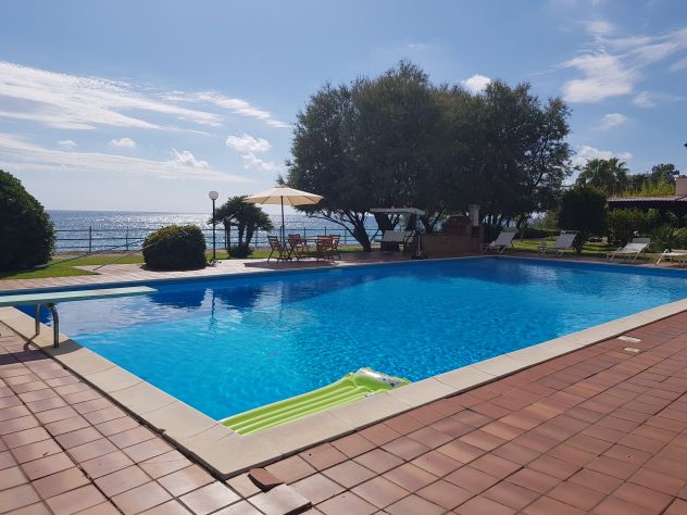 Stupenda villa in baia con piscina fronte mare