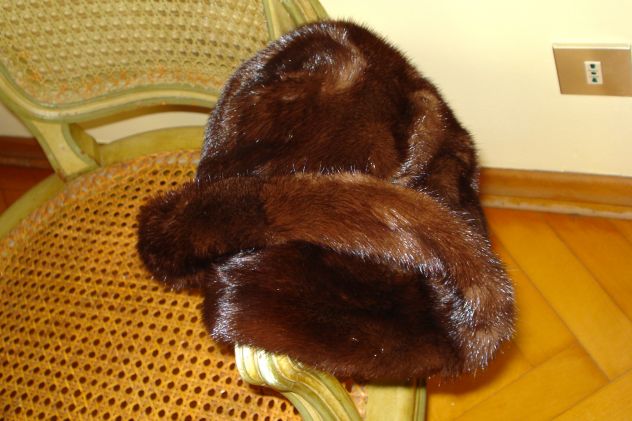 CAPPELLO in pelliccia di visone naturale, tutto foderato