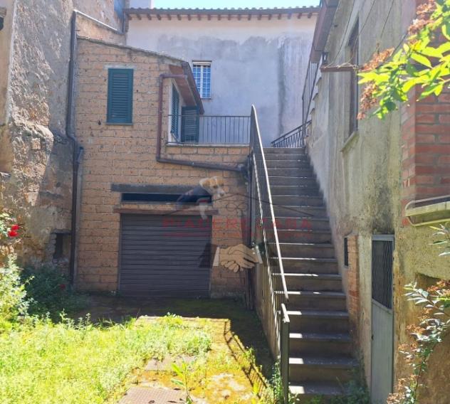 Orvieto centro - Appartamento da ristrutturare con giardino e locale rimessa