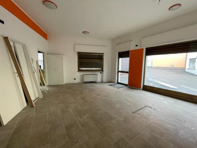 negozio con vetrina di 2 locali + antibagno e bagno.. libero subito - Foto 5