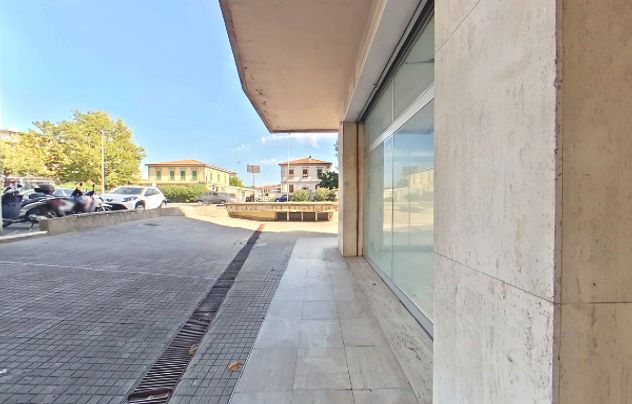 VIALE PETRARCA: Fondo commerciale con 4 vetrine - grande visibilità! - Foto 5