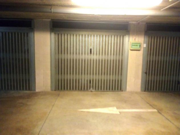 BOX AUTO di 1 vani e di 18 mq (FIRENZE) rif. AAJ052