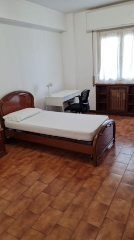 Stanza singola studentessa universitaria matricola
