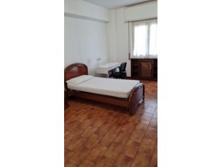 Stanza singola studentessa universitaria matricola