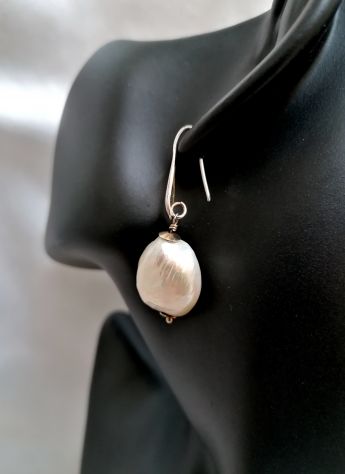 BELLISSIMI ORECCHINI PENDENTI CON GRANDE PERLA SCARAMAZZA E ARGENTO. - Foto 2