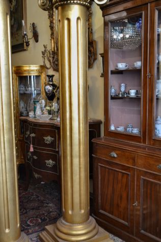 Coppia di colonne dorate alte 225 cm. con capitelli stile ionico - Foto 4