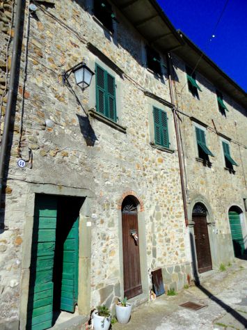 M 411- Porzione di fabbricato in pietra in borgo medioevale residenziale