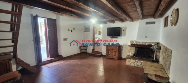 CHIESANUOVA – Soluzione indipendente su 2 elevazioni – 150 mq ca. oltre magazzino di 40mq ca. + giardino – 4 vani + acc. Buone condizioni. Euro 79 mil