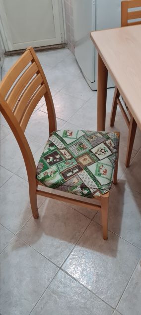 cucina con macchina a gas e tavolo con sedie - Foto 5