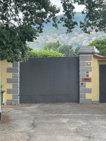 VENDESI VILLA CON GIARDINO A POCHI MINUTI DA RUFINA