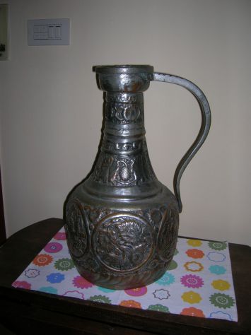 antica brocca con disegni in bassorilievo - Foto 2