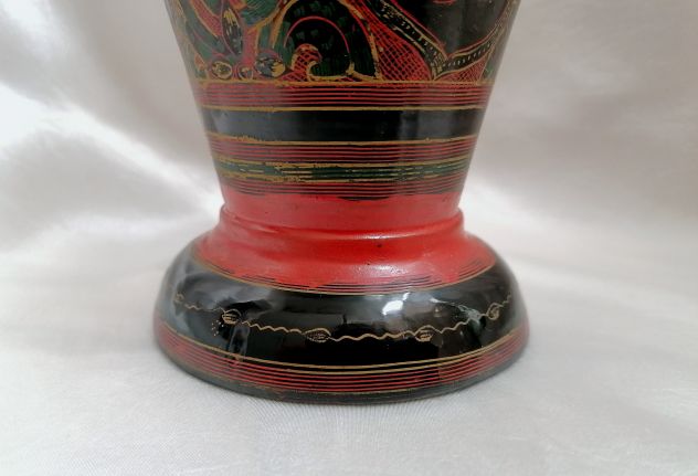 ANTICO VASO CERIMONIALE IN LEGNO LACCATO E FINEMENTE DECORATO, BIRMANIA. - Foto 7