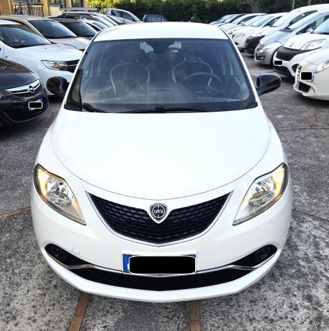 Lancia Ypsilon 1.2 KM 63000 CLIMA AUT. SENSORI CERCHI IN LEGA - Foto 2