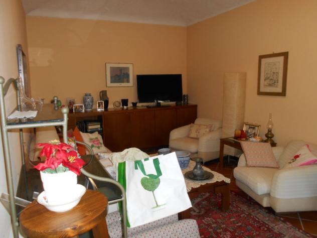 Indipendente su 2 piani: piano terra con ingresso con vano con comoda scala di collegamento, ampia cucina abitabile, sala, camera con bagno, altra cam - Foto 18