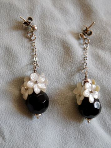 Orecchini con sfera sfaccettata in onice, fiori in madreperla,argento 925 - Foto 2