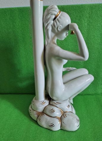 Scultura Lampada Art Dèco in Ceramica Bianca - Nudo di Donna - Foto 6