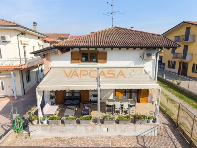 VILLA SINGOLA CON GIARDINO PRIVATO E POSSIBILITÀ PISCINA – CIVIDATE AL PIANO - Foto 3