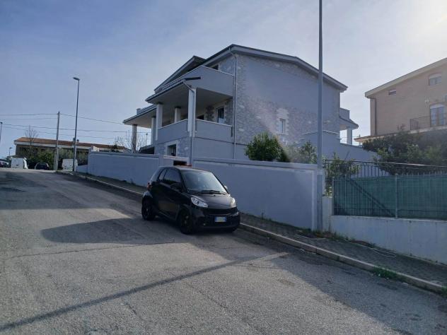 Villa in Vendita in zona INCORONATA con giardino - Foto 4