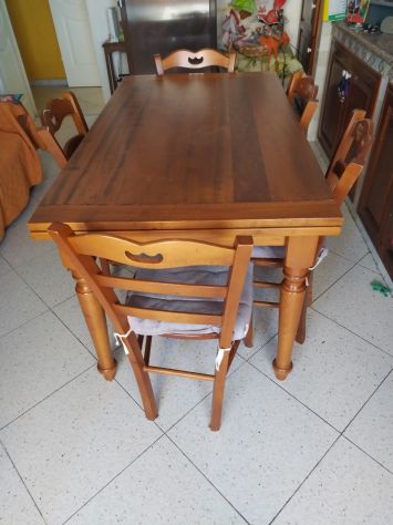 Vendo 2 stanze e un tavolo in massello con 6 sedie - Foto 2
