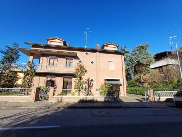 Villa di 450 m² con 4 locali e box auto doppio in vendita a Carpi