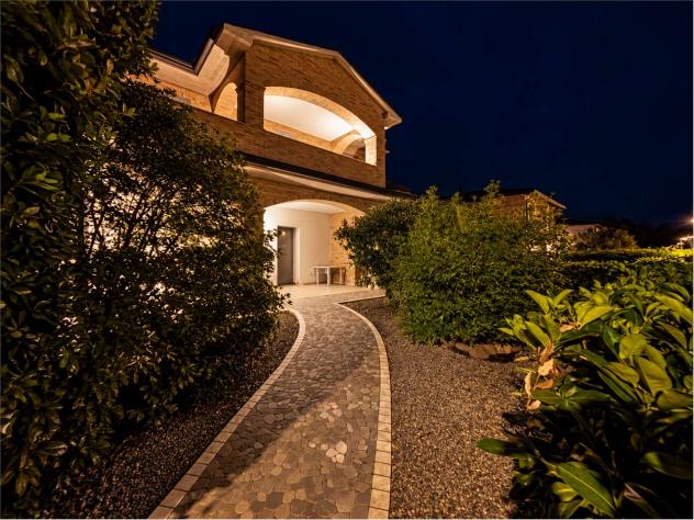 VA0330 - LIMIDI (SOLIERA) – VILLA DAL RESPIRO AMERICANO CON DOPPIO VOLUME, GIARDINO SU 4 LATI & TRIPLO GARAGE - Foto 4