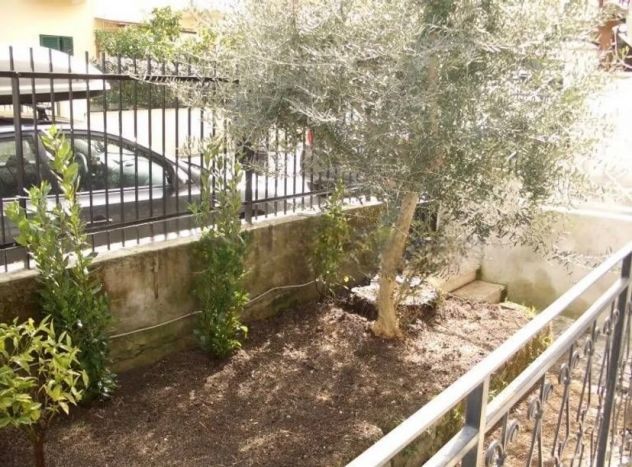 REBIBBIA MONOLOCALE ARREDATO CON PICCOLO GIARDINO E BALCONCINO - Foto 2