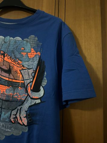 T-shirt Nike Grafica Urban / Graffiti - Blu Elettrico - Foto 4