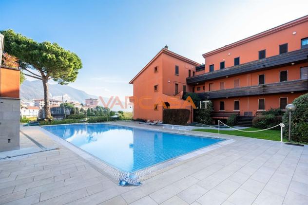 PARATICO – ULTIMO PIANO CON TERRAZZINO, PISCINA E SCORCIO LAGO - Foto 2