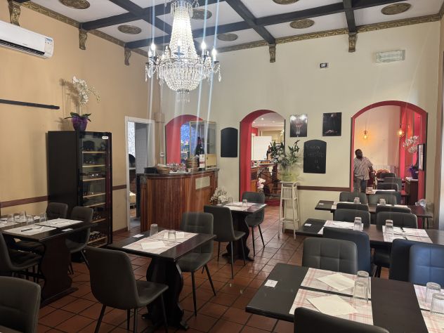 VENDESI BAR RISTORANTE PIZZERIA IN SAN SALVARIO SU 2 LIVELLI PER CENE MUSICALE - Foto 4