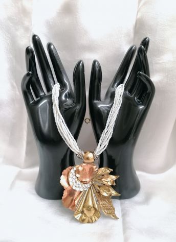 COLLIER MULTIFILO IN MICRO-PERLE E GRANDE PENDENTE DORATO EPOCA 1950-60. - Foto 7