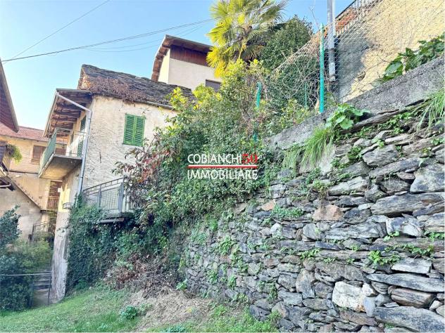 V000690 - UNGIASCA, CASA DA RISTRUTTURARE CON GIARDINO