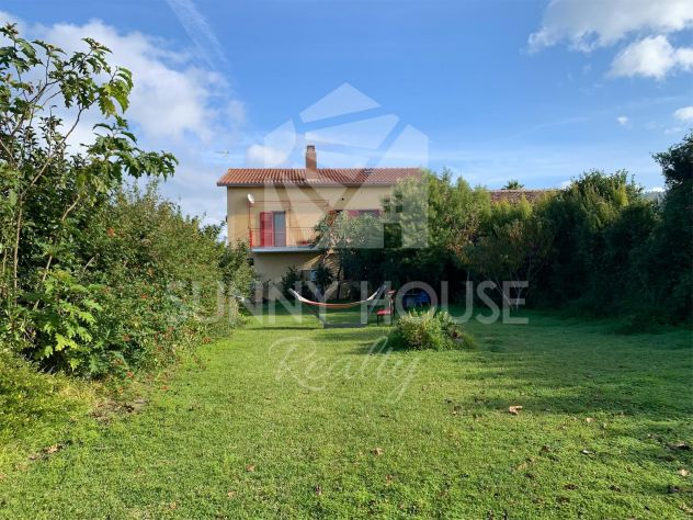 Ampia Villa Bifamiliare con Giardino di Aranci e Prato Verde a Lascari
