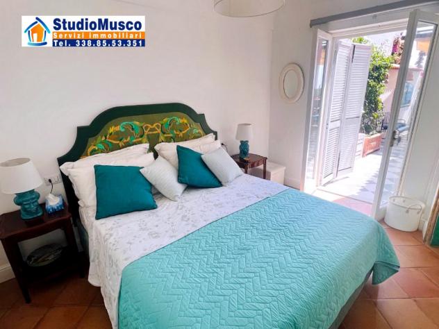 StudioMusco vende a Capri, in via Camerelle, la più prestigiosa strada dello shopping, introvabile appartamento con terrazzo a livello e vista panoram - Foto 10