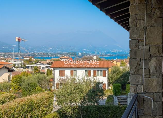 ESCLUSIVO TRILOCALE CON AMPIA TERRAZZA VISTA LAGO IN RESIDENCE CON PISCINA - Foto 3