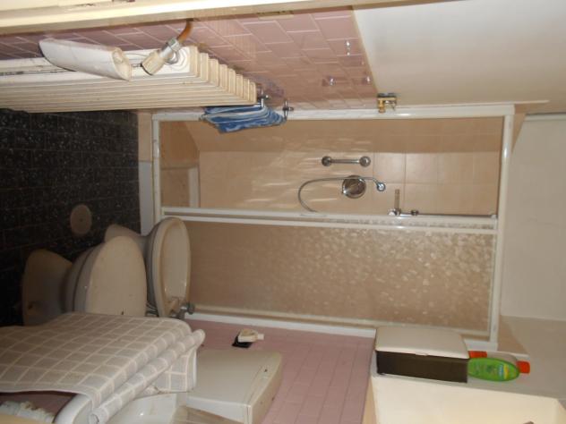 In zona centrale, ex cascinale composta da abitazione al piano terra: cucinino, tinello, tre vani e bagno; sempre al piano terra magazzino e box auto. - Foto 7