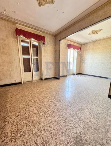 intero palazzetto affacciato su p.zza Marconi a Trecastagni/Bar Campisi - Foto 4