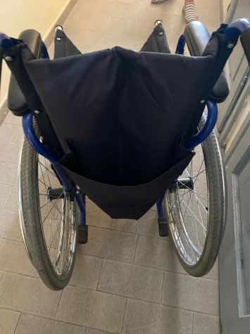 Carrozzina pieghevole per anziani e disabili