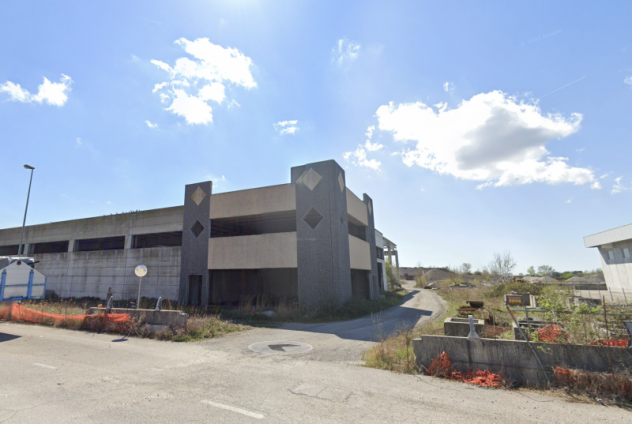 Ufficio al grezzo su due livelli con ingresso indipendente