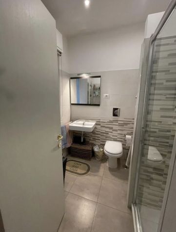 RE DI ROMA BILOCALE ARREDATO CON TERRAZZO PRIVATO SPESE INCLUSE - Foto 4