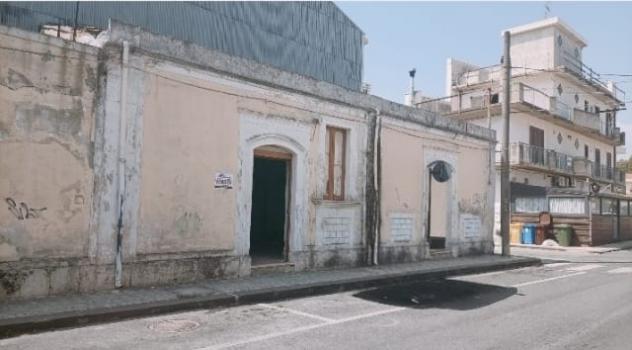 Floridia Indipendente in posizione angolare da ristrutturare