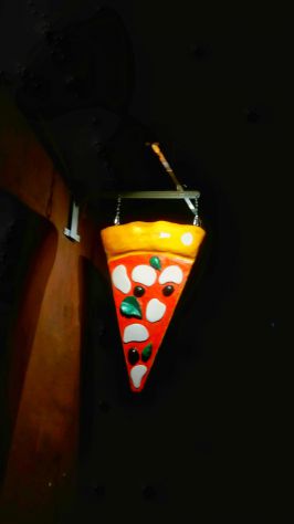 Insegna pizza: spicchio di pizza a bandiera in vetroresina luminosa a VICENZA - Foto 3