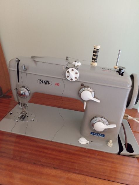 VENDO MACCHINA DA CUCIRE PFAFF AUTOMATIC 260 ELETTRICA CON MOBILETTO