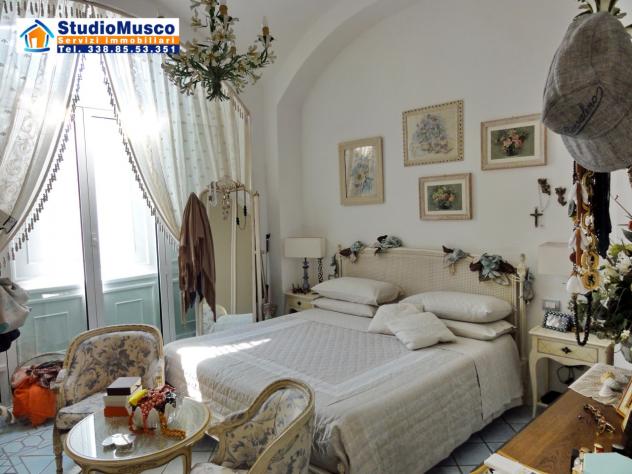 StudioMusco vende a Capri, su via Marina Piccola panoramicissimo appartamento indipendente. Con ampia terrazza panoramica, piccolo giardinetto, posto - Foto 11