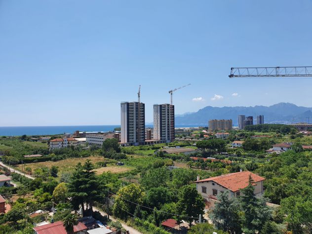 SALERNO-ZONA ARECHI- LOCALE IN AFFITTO CON TERRAZZO E VETRATE