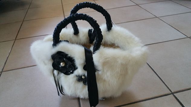 Borsa con manici in paglia e pelliccia