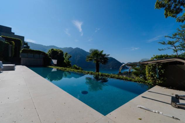 Villa di 400 m² con più di 5 locali e box auto doppio in vendita a Como