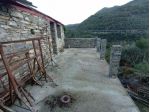 VENDESI A CASE MOLINE, FRAZIONE DI LUCINASCO, CASA DA RISTRUTTURARE CON TERRENO