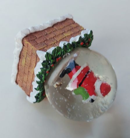 Palla di vetro in un'atmosfera innevata Magica Babbo Natale con calza e donni - Foto 4
