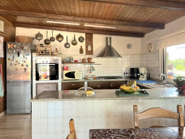 Marina di Massa, in pieno centro e a pochi passi dal mare: attico al 4° piano con ascensore, composto da ingresso, sala, ampia cucina, disimpegno, 3 c - Foto 5