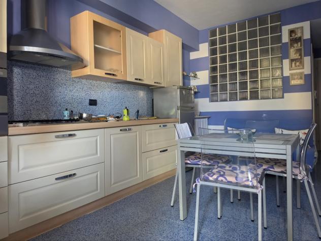 MARINA DI MASSA, vicinissimo al mare, vendesi appartamento bilocale ristrutturato e arredato con giardino e ingresso indipendente: soggiorno con angol - Foto 5